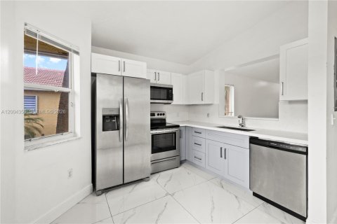 Condo in Pembroke Pines, Florida, 3 bedrooms  № 2068471 - photo 6