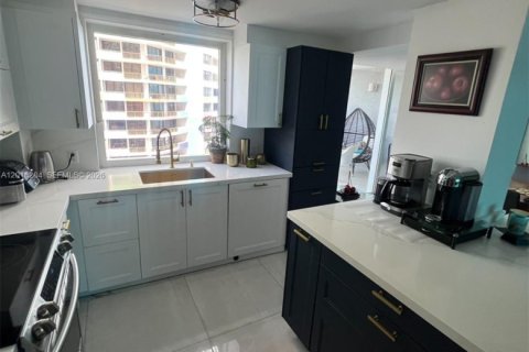Condo in Miami, Florida, 3 bedrooms  № 2190333 - photo 13