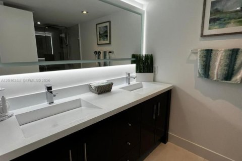 Condo in Miami, Florida, 3 bedrooms  № 2190333 - photo 18