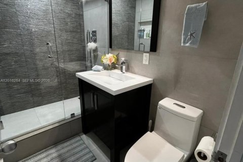 Condo in Miami, Florida, 3 bedrooms  № 2190333 - photo 16