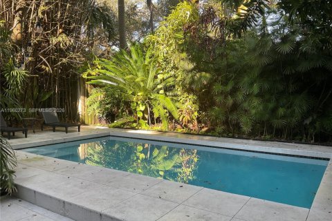 House in Miami, Florida 3 bedrooms, 165.55 sq.m. № 2022002 - photo 2