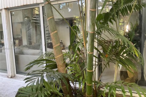 House in Miami, Florida 3 bedrooms, 165.55 sq.m. № 2022002 - photo 15