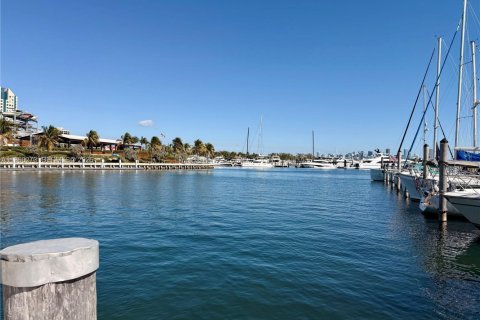 House in Miami, Florida 3 bedrooms, 165.55 sq.m. № 2022002 - photo 16