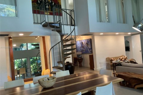 House in Miami, Florida 3 bedrooms, 165.55 sq.m. № 2022002 - photo 12