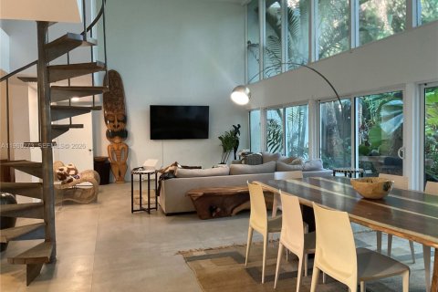 House in Miami, Florida 3 bedrooms, 165.55 sq.m. № 2022002 - photo 13