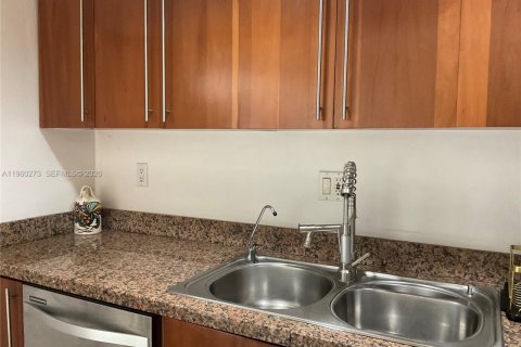 House in Miami, Florida 3 bedrooms, 165.55 sq.m. № 2022002 - photo 11