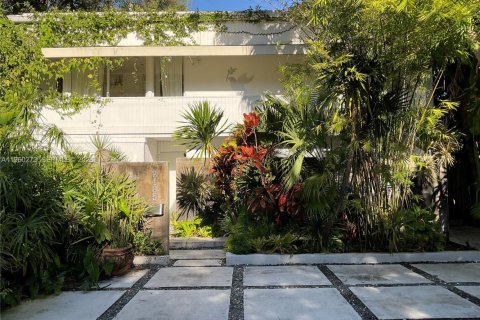 House in Miami, Florida 3 bedrooms, 165.55 sq.m. № 2022002