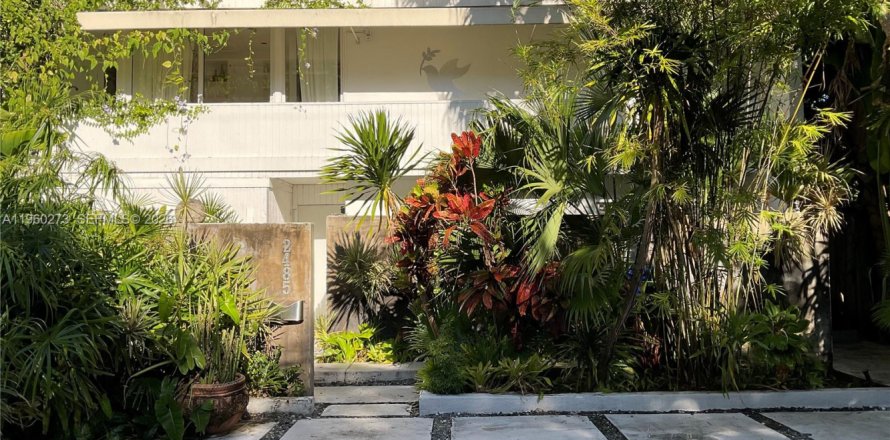 House in Miami, Florida 3 bedrooms, 165.55 sq.m. № 2022002