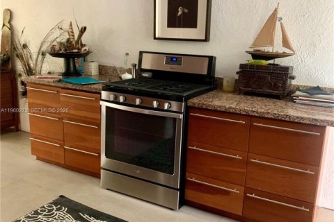 House in Miami, Florida 3 bedrooms, 165.55 sq.m. № 2022002 - photo 9