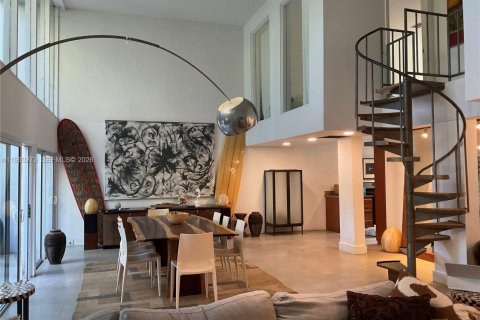 House in Miami, Florida 3 bedrooms, 165.55 sq.m. № 2022002 - photo 4