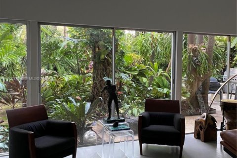 House in Miami, Florida 3 bedrooms, 165.55 sq.m. № 2022002 - photo 8