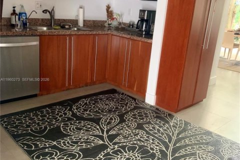 House in Miami, Florida 3 bedrooms, 165.55 sq.m. № 2022002 - photo 10