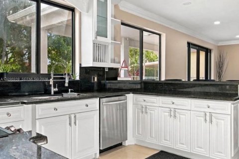 Villa ou maison à vendre à Weston, Floride: 6 chambres, 294.5 m2 № 2392022 - photo 17