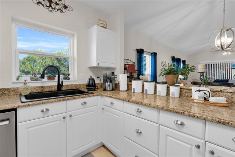 Condo in Lehigh Acres, Florida, 2 bedrooms  № 2420180 - photo 9