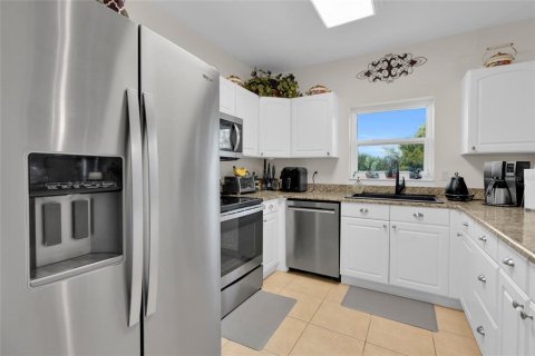 Condo in Lehigh Acres, Florida, 2 bedrooms  № 2420180 - photo 8