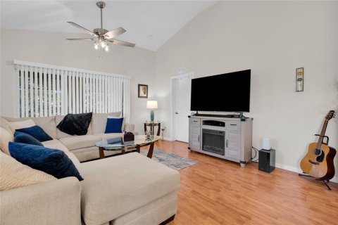 Condo in Lehigh Acres, Florida, 2 bedrooms  № 2420180 - photo 6