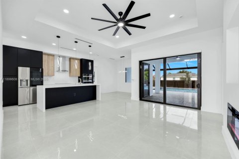 Villa ou maison à vendre à Cape Coral, Floride: 4 chambres, 161.19 m2 № 1951250 - photo 3