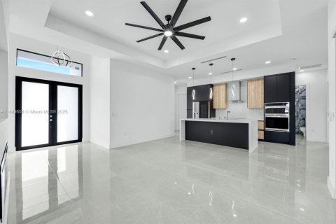 Villa ou maison à vendre à Cape Coral, Floride: 4 chambres, 161.19 m2 № 1951250 - photo 4