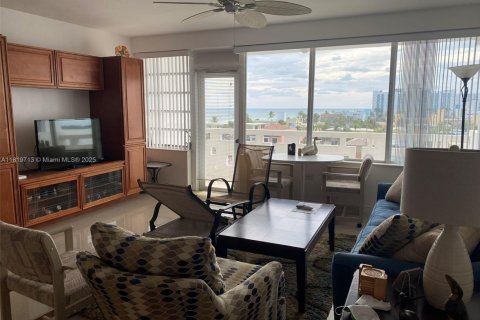 Condominio en alquiler en Hollywood, Florida, 1 dormitorio, 75.44 m2 № 1937613 - foto 1