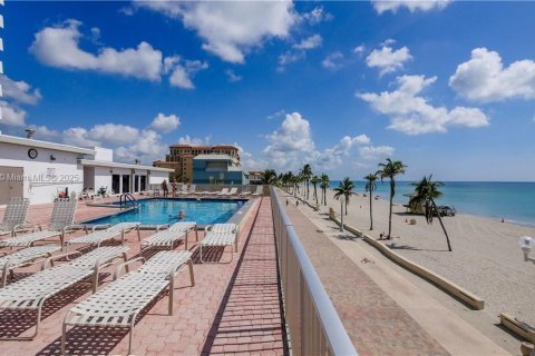 Condominio en alquiler en Hollywood, Florida, 1 dormitorio, 75.44 m2 № 1937613 - foto 23