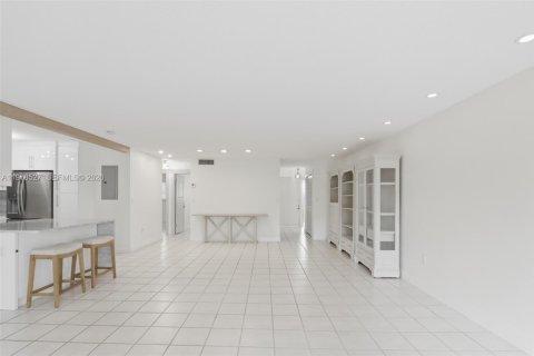 Снять в аренду таунхаус в Майами, Флорида 3 спальни, 140.65м2, № 2046246 - фото 3