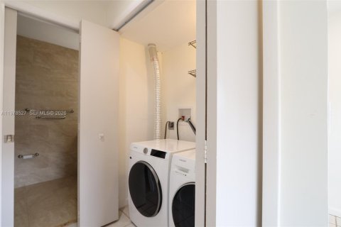 Снять в аренду таунхаус в Майами, Флорида 3 спальни, 140.65м2, № 2046246 - фото 15