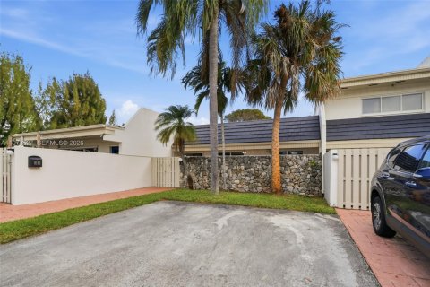 Снять в аренду таунхаус в Майами, Флорида 3 спальни, 140.65м2, № 2046246 - фото 22