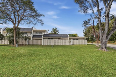 Снять в аренду таунхаус в Майами, Флорида 3 спальни, 140.65м2, № 2046246 - фото 7