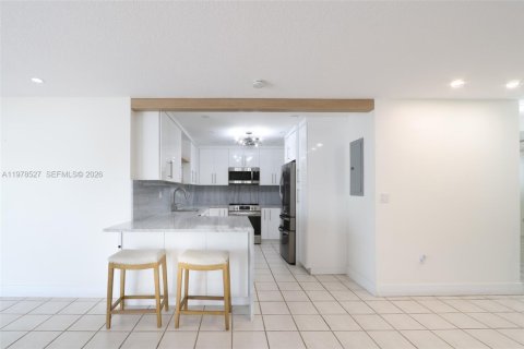 Снять в аренду таунхаус в Майами, Флорида 3 спальни, 140.65м2, № 2046246 - фото 8