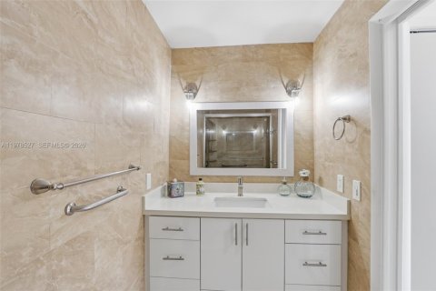 Снять в аренду таунхаус в Майами, Флорида 3 спальни, 140.65м2, № 2046246 - фото 13