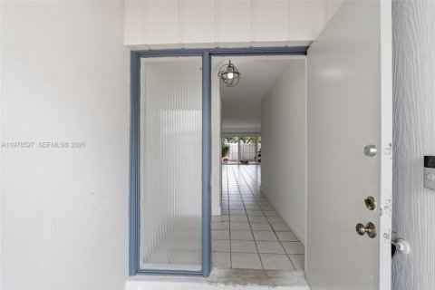 Снять в аренду таунхаус в Майами, Флорида 3 спальни, 140.65м2, № 2046246 - фото 2