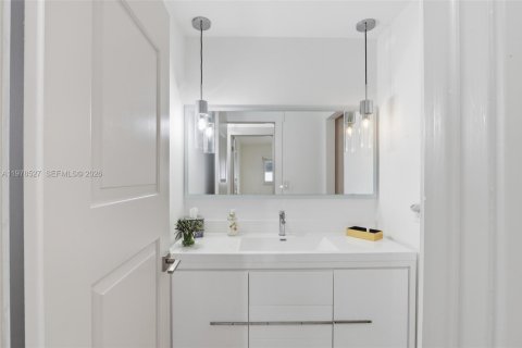 Снять в аренду таунхаус в Майами, Флорида 3 спальни, 140.65м2, № 2046246 - фото 18