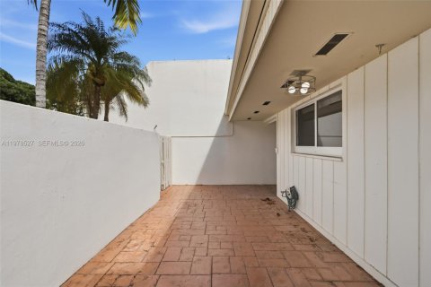 Снять в аренду таунхаус в Майами, Флорида 3 спальни, 140.65м2, № 2046246 - фото 21