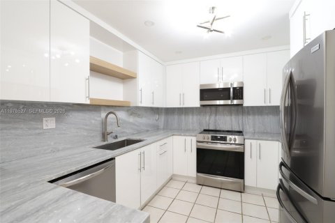 Снять в аренду таунхаус в Майами, Флорида 3 спальни, 140.65м2, № 2046246 - фото 9