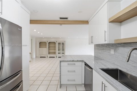 Снять в аренду таунхаус в Майами, Флорида 3 спальни, 140.65м2, № 2046246 - фото 10