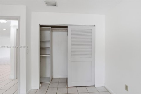 Снять в аренду таунхаус в Майами, Флорида 3 спальни, 140.65м2, № 2046246 - фото 17