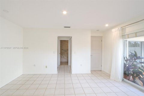 Снять в аренду таунхаус в Майами, Флорида 3 спальни, 140.65м2, № 2046246 - фото 12