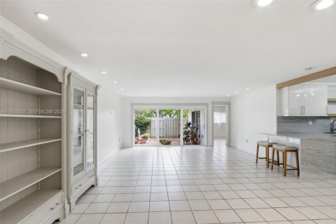 Снять в аренду таунхаус в Майами, Флорида 3 спальни, 140.65м2, № 2046246 - фото 4