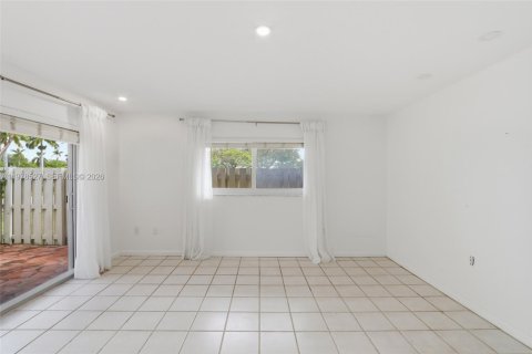 Снять в аренду таунхаус в Майами, Флорида 3 спальни, 140.65м2, № 2046246 - фото 11