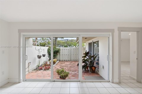 Снять в аренду таунхаус в Майами, Флорида 3 спальни, 140.65м2, № 2046246 - фото 5