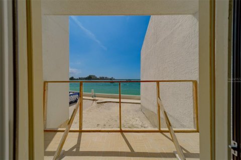 Condo in Clearwater, Florida, 2 bedrooms  № 2210890 - photo 14