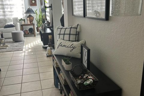 Townhouse in Miramar, Florida 3 bedrooms, 147.34 sq.m. № 1944178 - photo 3