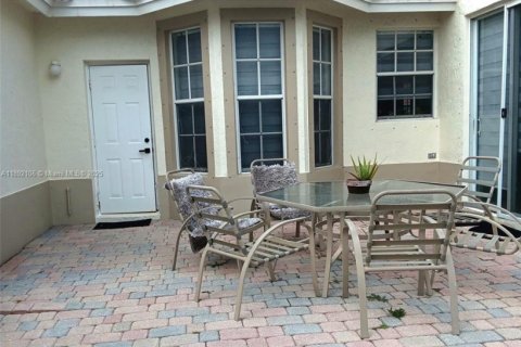 Townhouse in Miramar, Florida 3 bedrooms, 147.34 sq.m. № 1944178 - photo 26