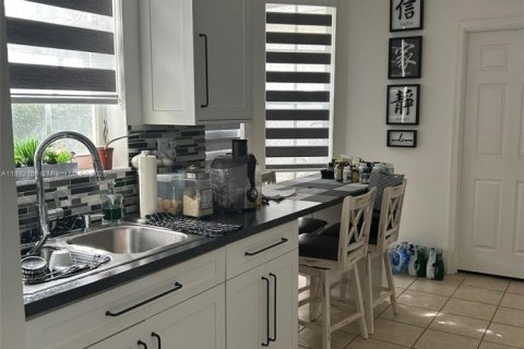 Townhouse in Miramar, Florida 3 bedrooms, 147.34 sq.m. № 1944178 - photo 10