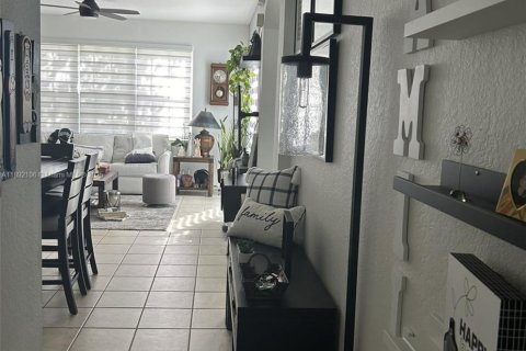 Townhouse in Miramar, Florida 3 bedrooms, 147.34 sq.m. № 1944178 - photo 1