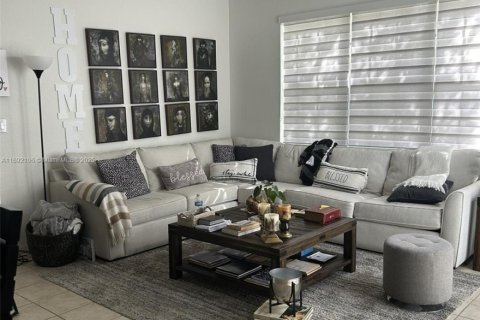 Townhouse in Miramar, Florida 3 bedrooms, 147.34 sq.m. № 1944178 - photo 5