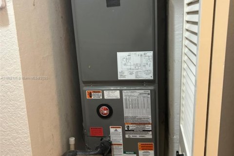 Townhouse in Miramar, Florida 3 bedrooms, 147.34 sq.m. № 1944178 - photo 13