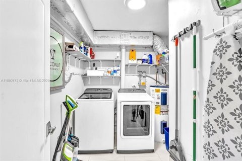 Купить виллу или дом в Окленд-Парк, Флорида 4 спальни, 145.48м2, № 1924377 - фото 12