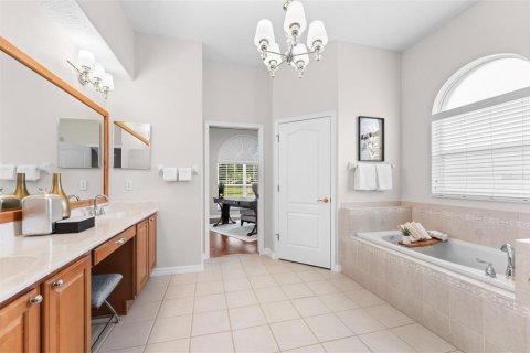 House in Orlando, Florida 5 bedrooms, 352.66 sq.m. № 2396108 - photo 24