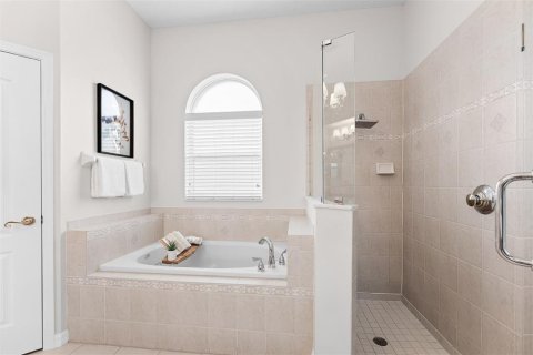 House in Orlando, Florida 5 bedrooms, 352.66 sq.m. № 2396108 - photo 25